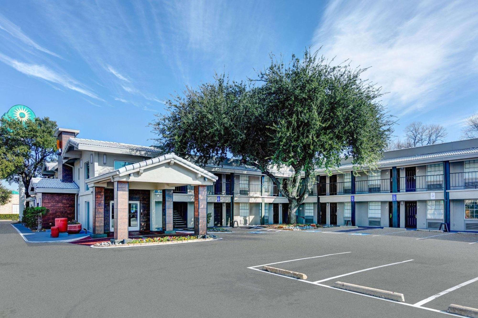 La Quinta Inn By Wyndham Dallas Uptown Buitenkant foto